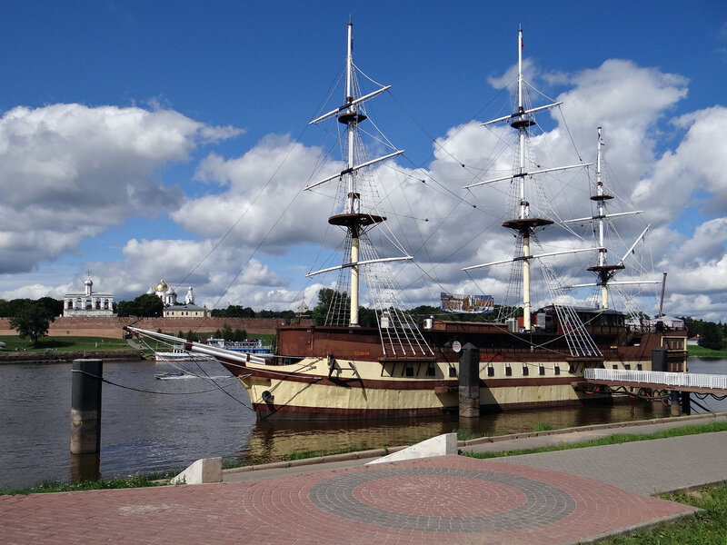 Клуб фрегат. Фрегат Великий Новгород. Фрегат флагман Великий Новгород. Ресторан Фрегат флагман Великий Новгород. Фрегат Великий Новгород ресторан.